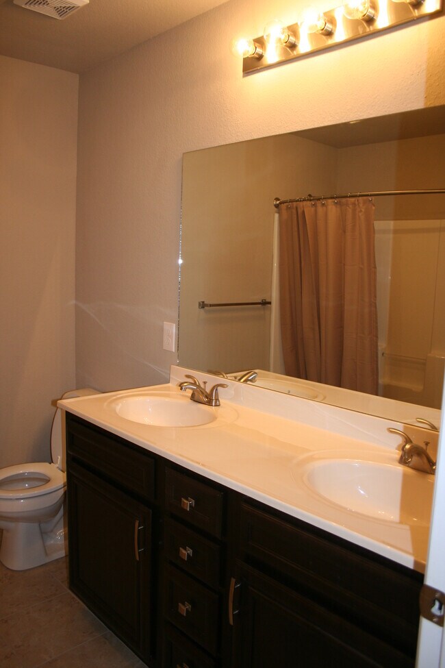 Building Photo - 307 Sage Ct