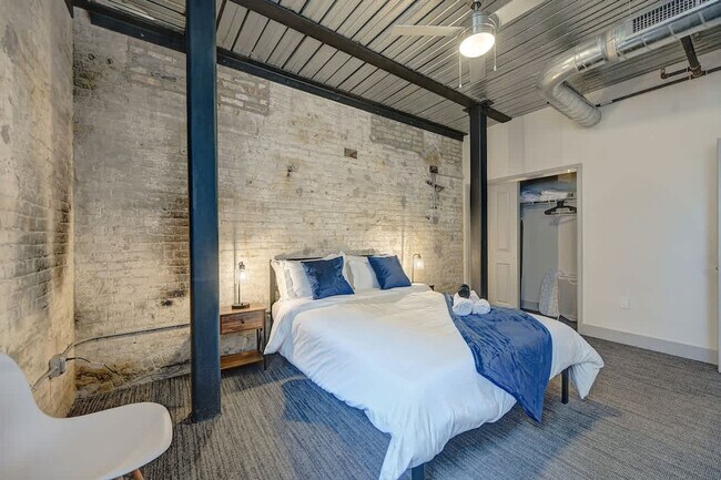 Building Photo - 1011 W Juneau Ave