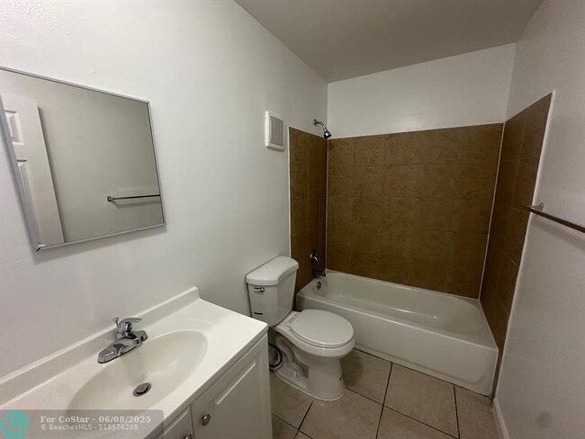 Building Photo - 3408 Riverside Dr