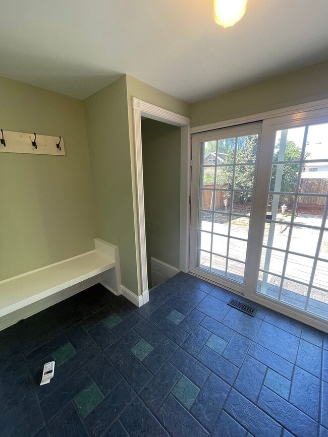 Building Photo - Stunning 3 bedroom/ 2 bath Victorian 2 sto...