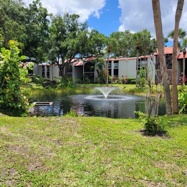 Building Photo - Seasonal/short term 2/2 ground floor condo downtown Sarasota.