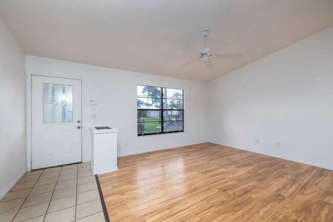 Building Photo - 662 NW Cardinal Dr