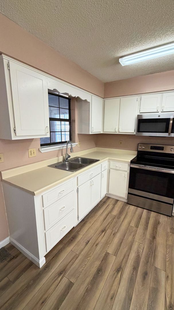 Building Photo - 2 Bedroom Home w/ Flex Room, fenced in yard - Close to base!!