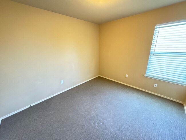 Building Photo - 2725 Lovers Lane Rd