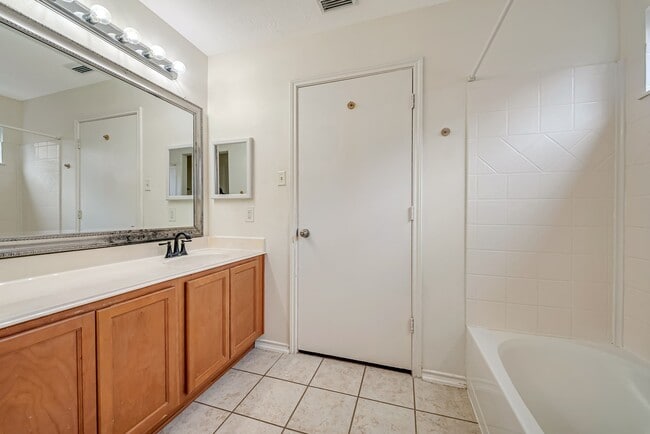 Building Photo - 33127 Cottonwood Bend