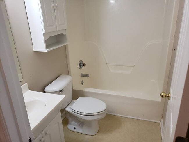 Building Photo - Large Home on Dead End street