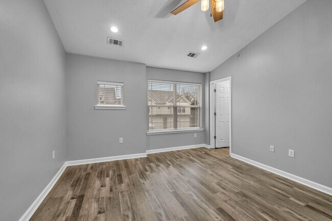 Building Photo - Move-in Ready Townhome in heart of Spring Hill