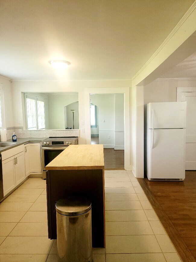 Building Photo - 928 W Lydia Hwy