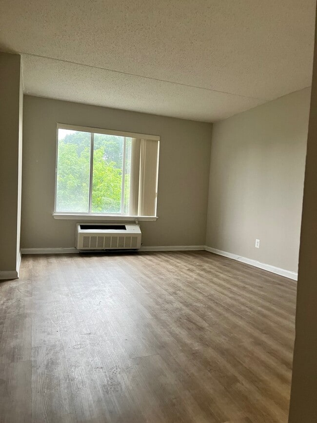 Building Photo - 121 Wellington Ct