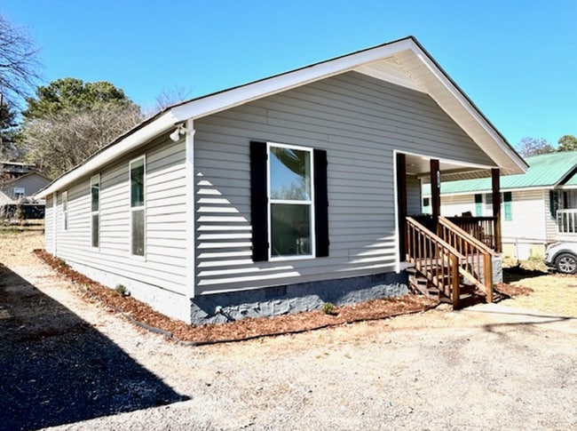 Building Photo - Gorgeous Remodel in Guntersville!