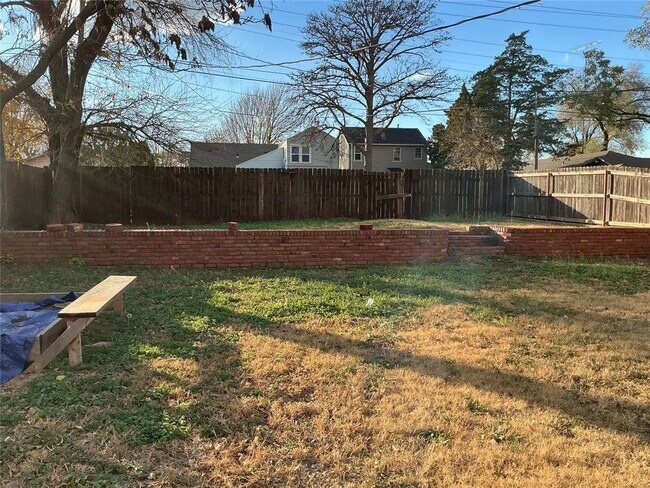 Building Photo - 714 S 6th St