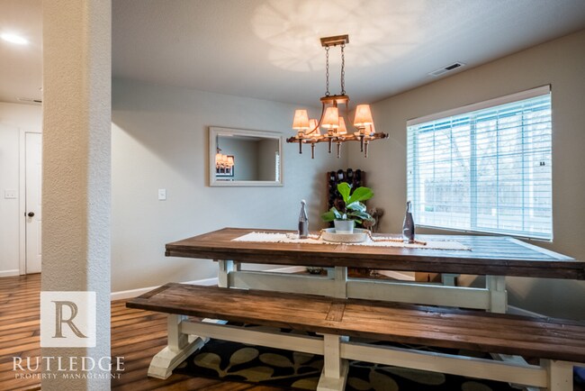 Building Photo - 3 Bedroom + Office in Central Point!