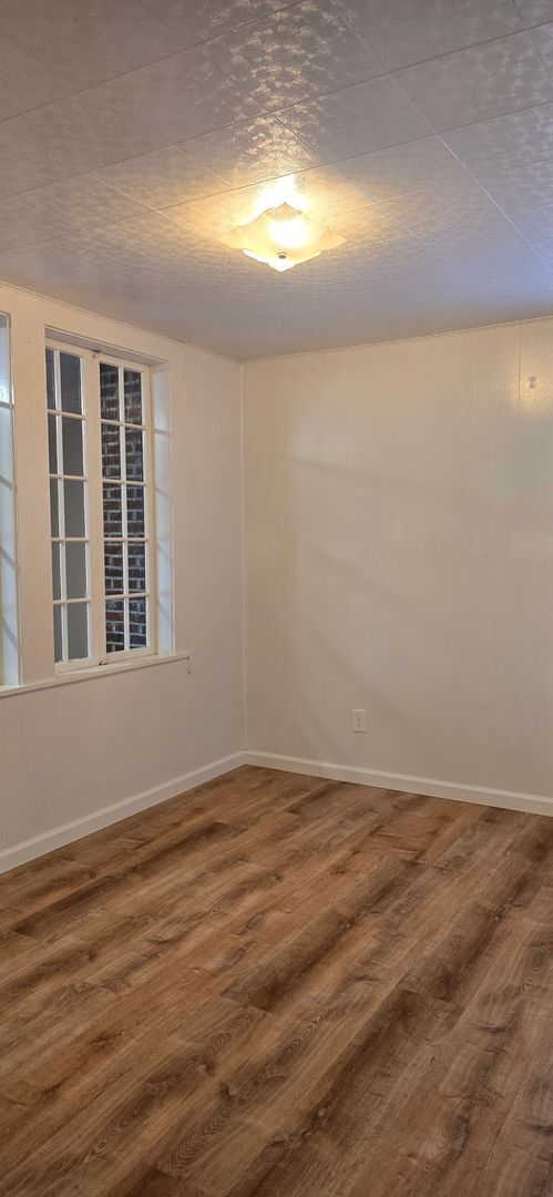 Building Photo - 2 Bedroom up stairs apartment