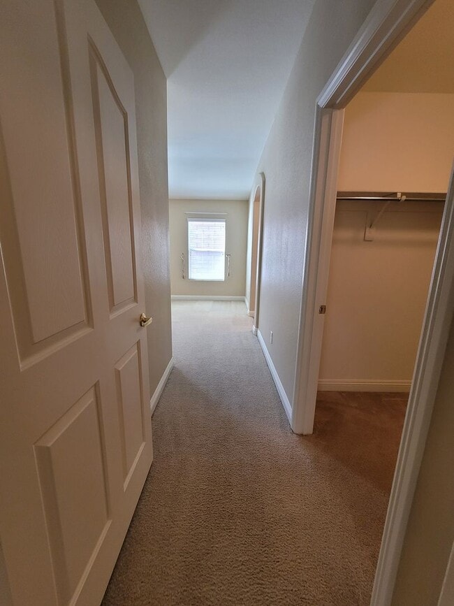 Building Photo - Beautiful Single Story Town Home in Mountains Edge Community