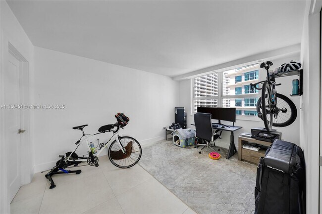 Building Photo - 1155 Brickell Bay Dr