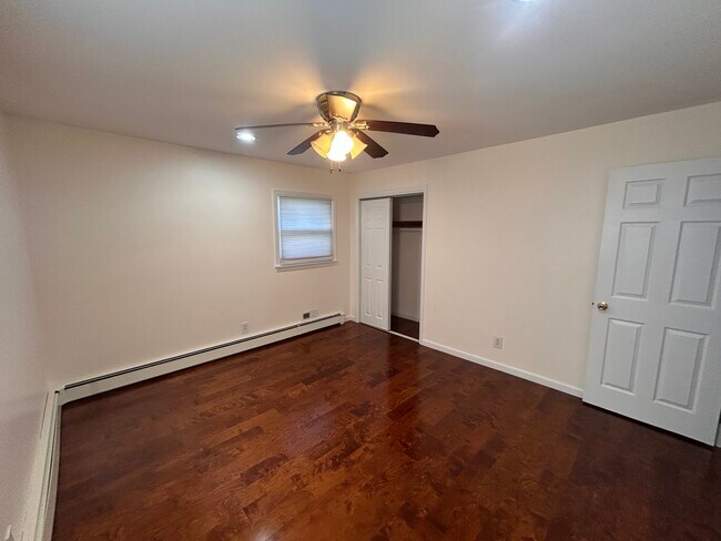 Building Photo - 879 Grove Ave