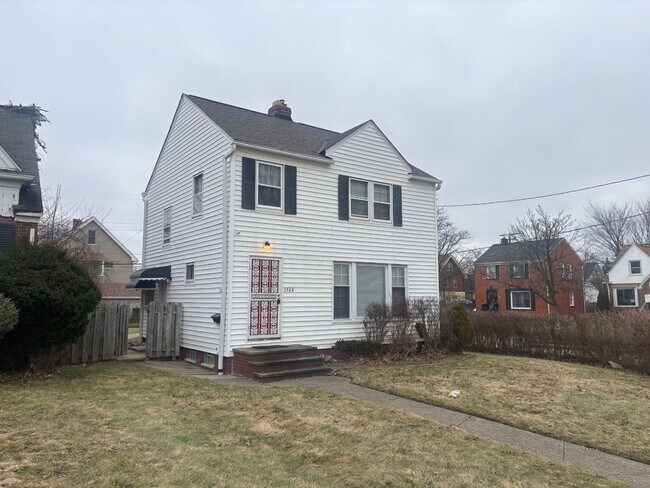 Building Photo - Move-In Ready 3BR Home w/ Fireplace, Garage & Basement – Cleveland