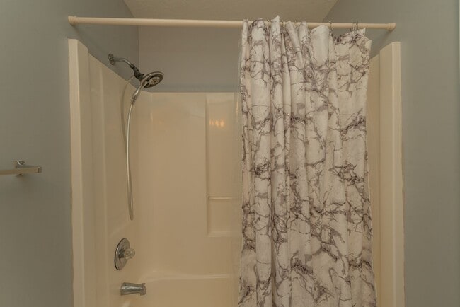 Building Photo - $1750 - Updated 3 bed/3 bath house conveniently located near Doctor's Hospital!