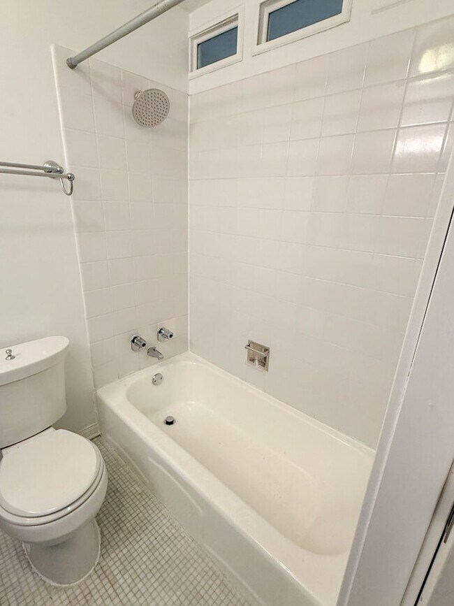 Building Photo - 230 E Ontario St