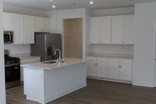 Building Photo - Available Now! Brand New 5 BR Lennar Home ...