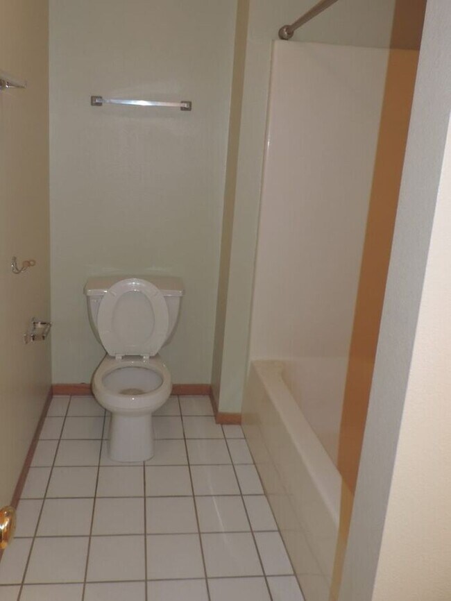 Building Photo - $1,025 | 2 Bedroom, 1 Bathroom Condo | No ...