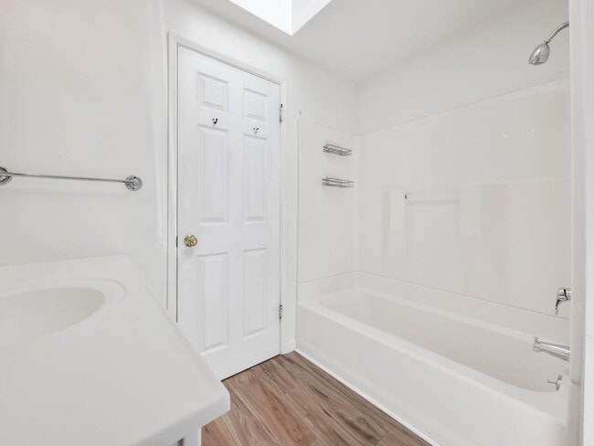 Building Photo - New Kitchen!! Beautiful family home w/extr...