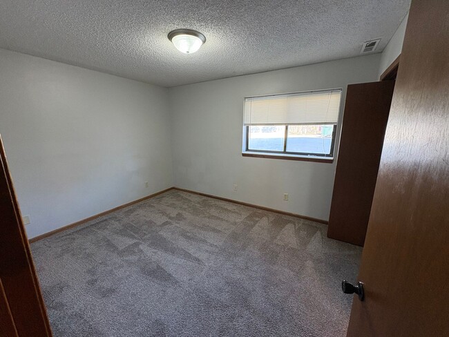 Building Photo - 4 Bedroom Apartment in Central MHK - Near Aggieville!