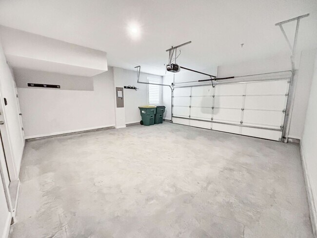 Building Photo - Beautiful 3 BR Townhome in Woodstock!