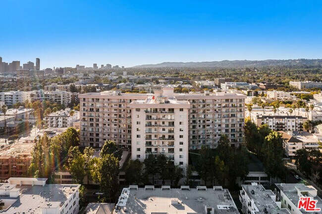 Building Photo - 100 S Doheny Dr