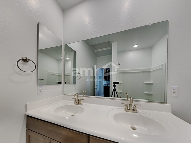 Building Photo - 4214 S 105th Dr