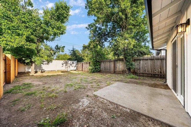 Building Photo - 5550 E Knoll Dr