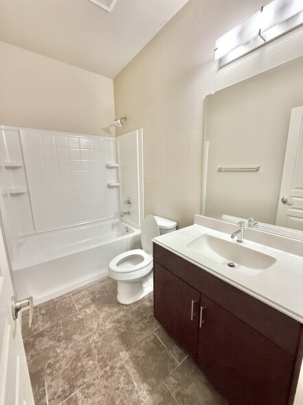 Building Photo - 443 Hayes St