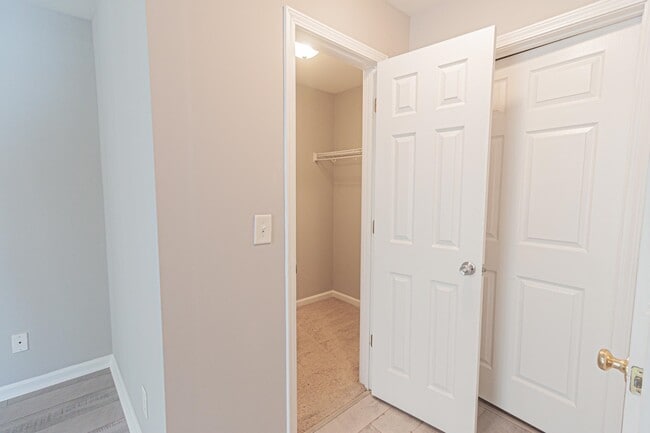Building Photo - 4850 Meadowsweet Dr