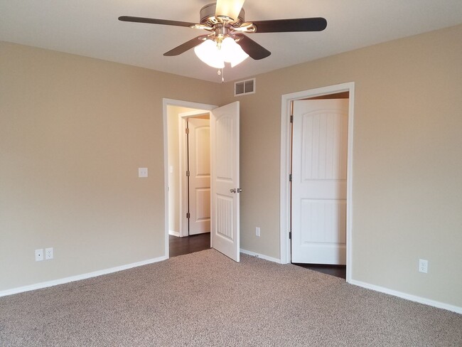 Building Photo - Large 4 Bedroom, 3 Bathroom!