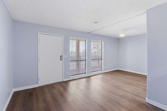 Building Photo - Top-floor studio apartment! Recently renovated with brand new flooring and paint throughout.