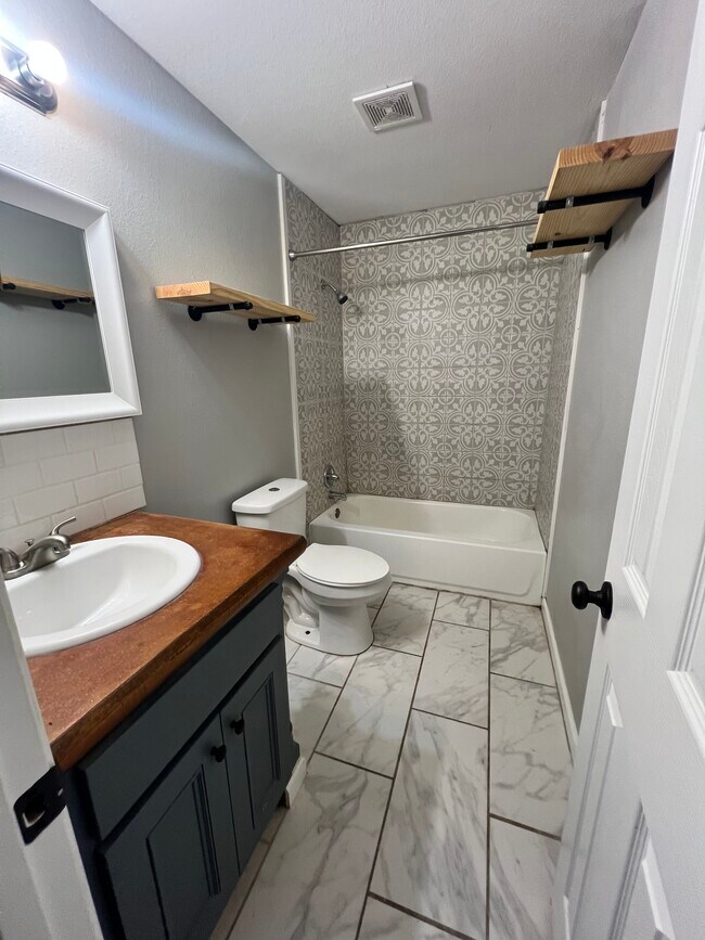 Building Photo - 806 Edmondson St