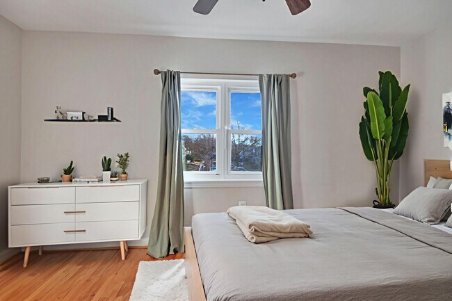 Building Photo - 3428 Dix St NE