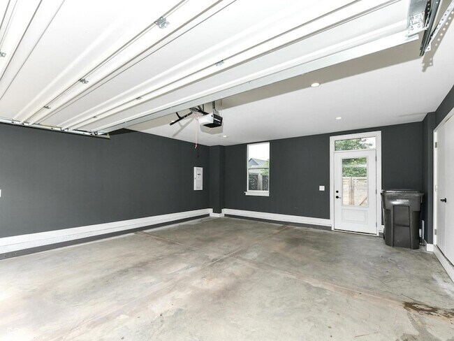 Building Photo - 1704 Rosette Wy
