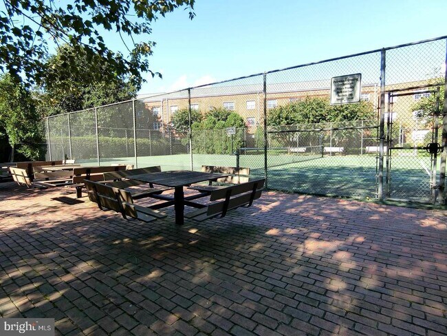 Building Photo - 1734 W Abingdon Dr