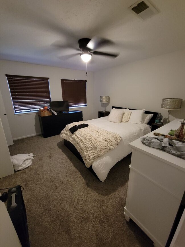 Building Photo - Bryan - 2-bedroom / 1.5-bath / 2 story Tow...