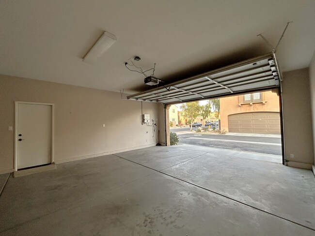 Building Photo - AVAILABLE NOW! 3 Bed 3 Bath Condo in Spani...