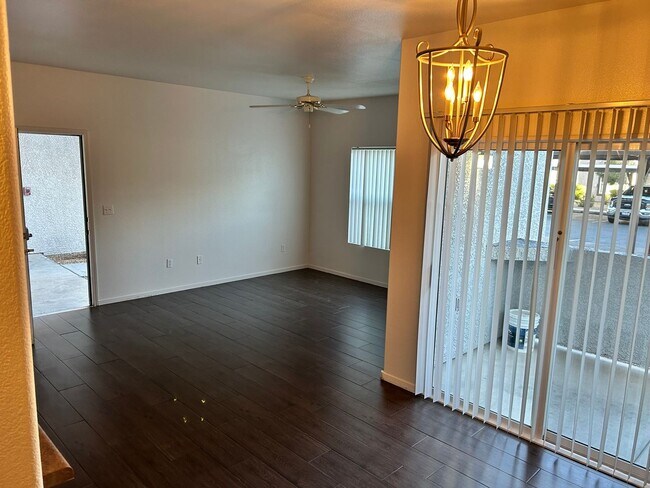 Building Photo - Beautiful unfurnished 2 bedroom in the Southwest (Rainbow and 215)
