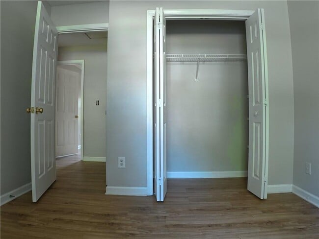 Building Photo - 2575 Overlake Dr