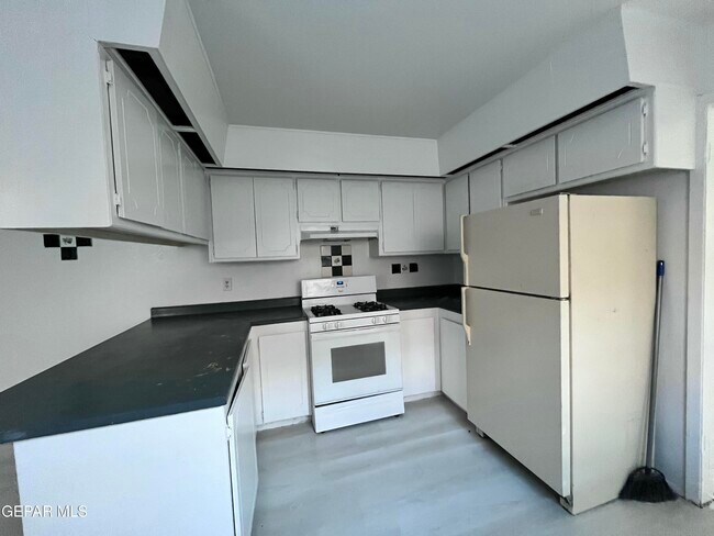 Building Photo - 10418 Ashwood Dr