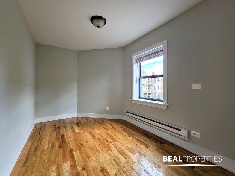 Building Photo - 819 W Cornelia Ave