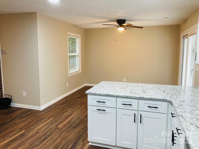 Building Photo - 2177 Lynmore Dr