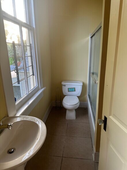 Bedroom 3 attached bath with shower/tub - 7800 Jeannette St