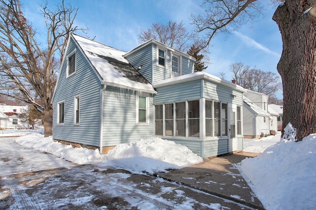 Building Photo - 3 Bedroom Home On Holland's North Side