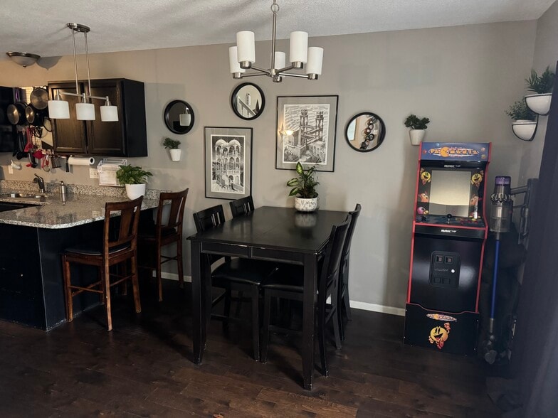 Dining area - 4430 104th St