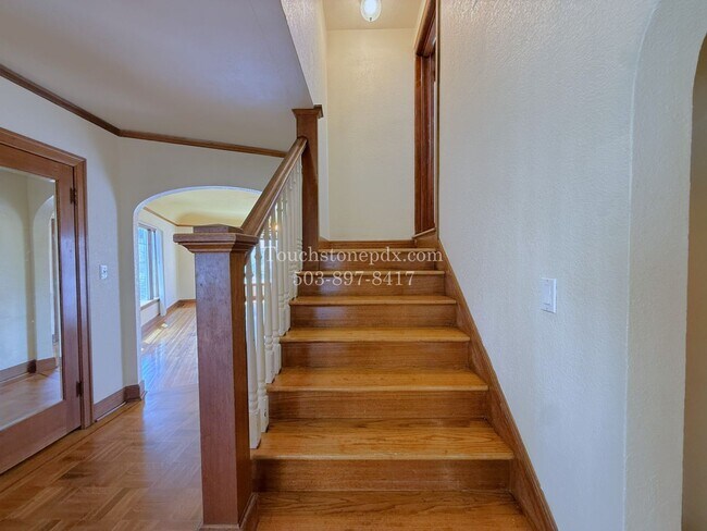 Building Photo - MOVE IN SPECIAL! ONE MONTH FREE! Timeless SE Portland 3 Bed Home w/Backyard, Hardwood Floors, & B...